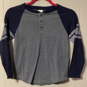 Hanna Andersson Boy’s Size 8 Blue Long Sleeved Raglan Tee w/ 3 Buttons on Neck
